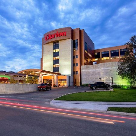 Clarion Hotel & Suites Winnipeg Exterior photo