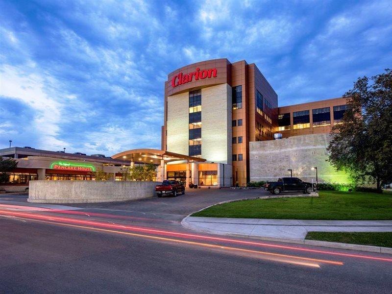 Clarion Hotel & Suites Winnipeg Exterior photo