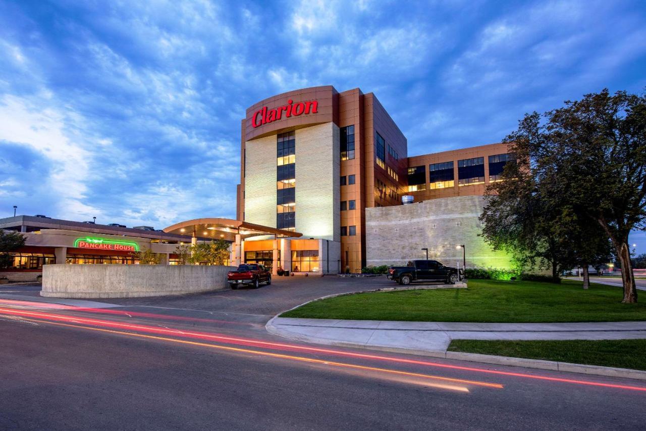 Clarion Hotel & Suites Winnipeg Exterior photo